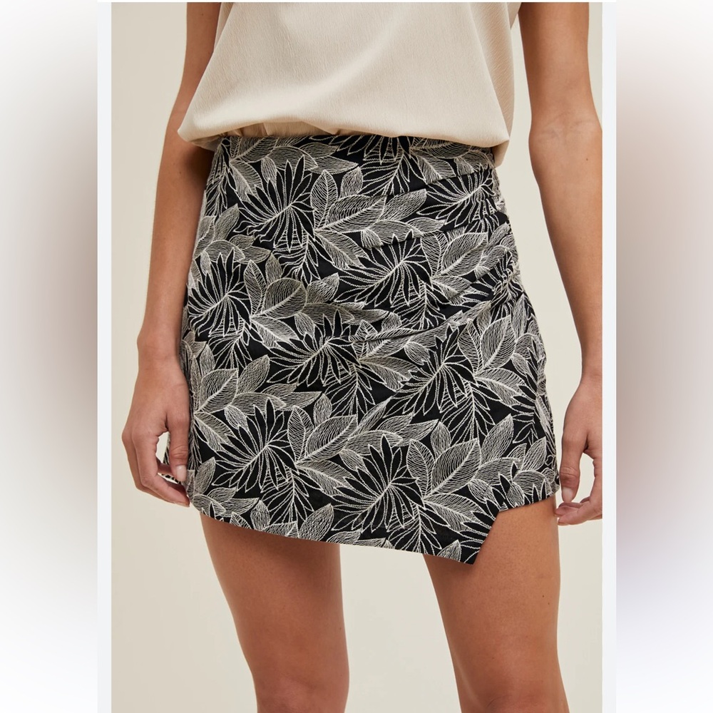 NWOT Zara Black and Cream Palm Leaf Print Mini Skort